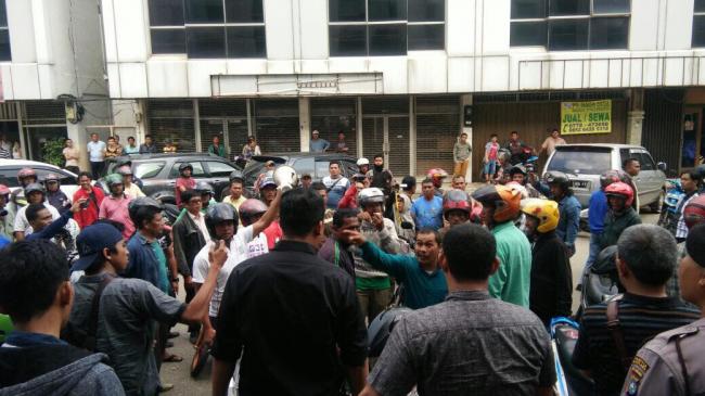  Ojek Pangkalan Serbu Kantor Gojek di Pelita