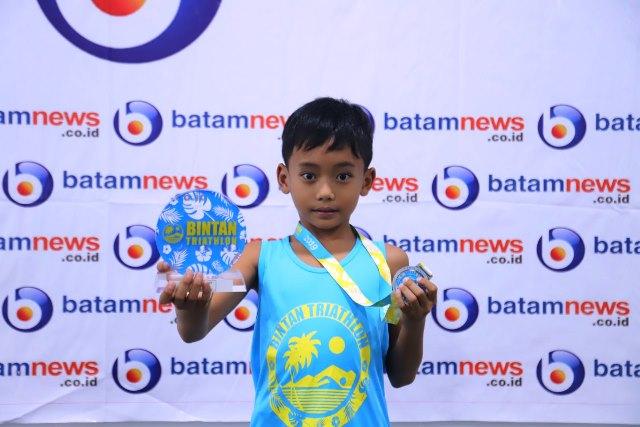 Pertama Ikut Serta, Daffa Anugrah Pratama Kampiun Ketiga Bintan Triathlon 2019