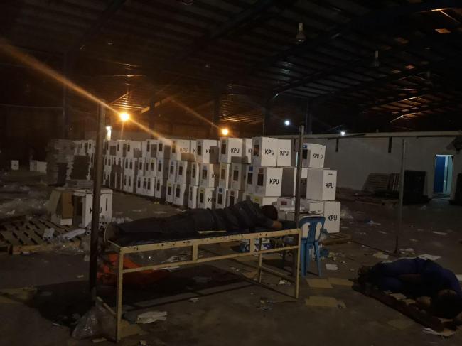 Potret Petugas Logistik Pemilu di Batam: Kelelahan hingga Tertidur di Gudang 