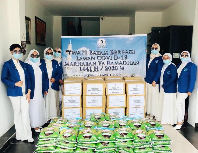 IWAPI Batam Salurkan Sembako Gratis untuk Warga Terdampak Covid-19 