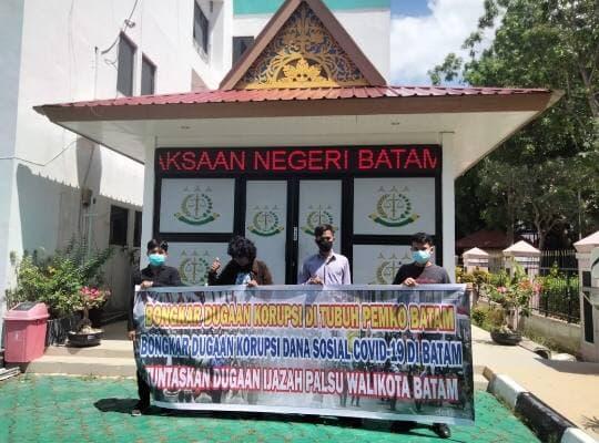 Lima Anggota GERAM Unjuk Rasa di Depan Kejari Batam