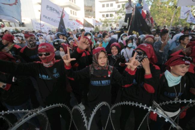 Tuntut Gubernur Tandatangani UMSK Batam, Buruh Acungkan Salam Dua Jari