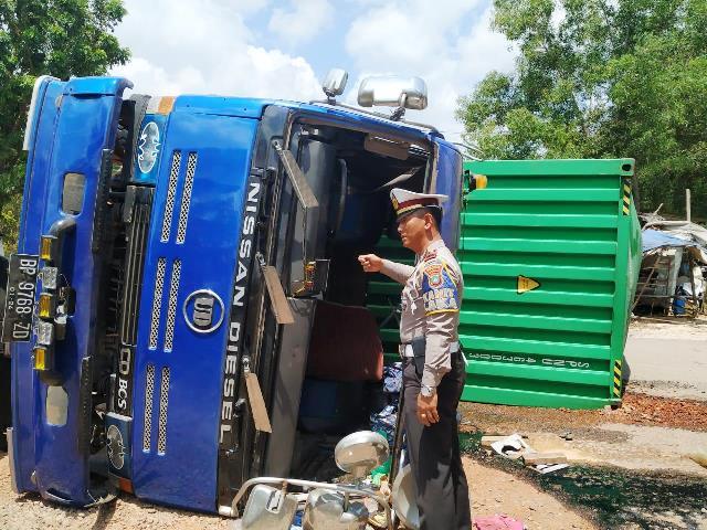 Truk Trailer Terbalik Lalu Hantam Tambal Ban di Trans Barelang