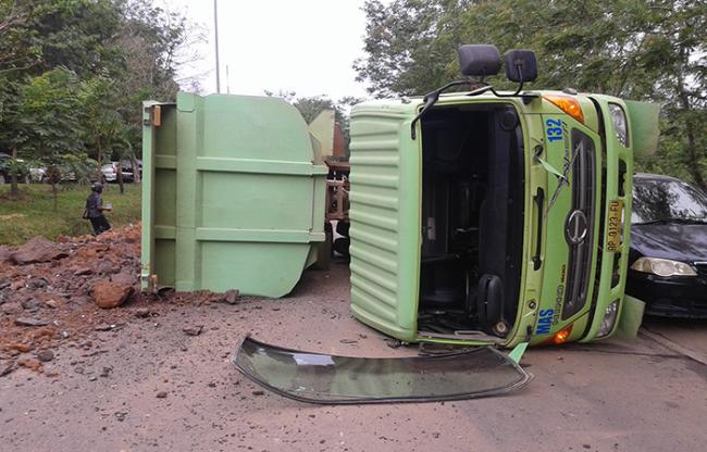 Ugal-ugalan, Truk Pengangkut Tanah Terbalik di Southlink