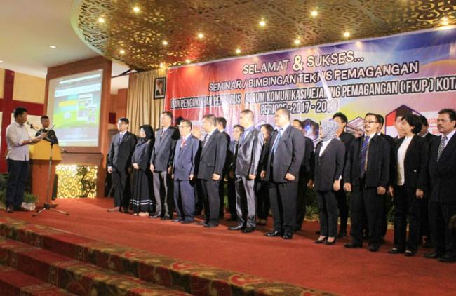 Wali Kota Kukuhkan Pengurus FKJP Batam, Bisa Bantu Kurangi Pengangguran  