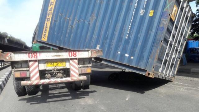 Kontainer Kosong Terlempar di Depan Pintu SPBU Kijang, Ini Penyebabnya