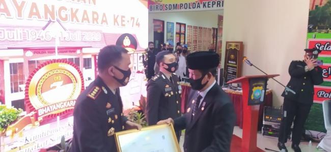 Ditreskrimum Polda Kepri Dapat Penghargaan dari Plt Gubernur Isdianto