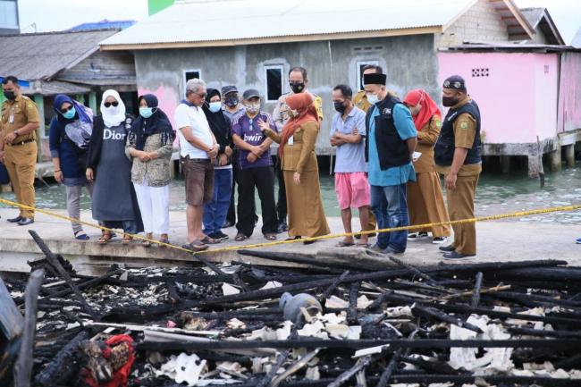 Pemko Tanjungpinang Beri Bantuan Korban Kebakaran di Teluk Keriting