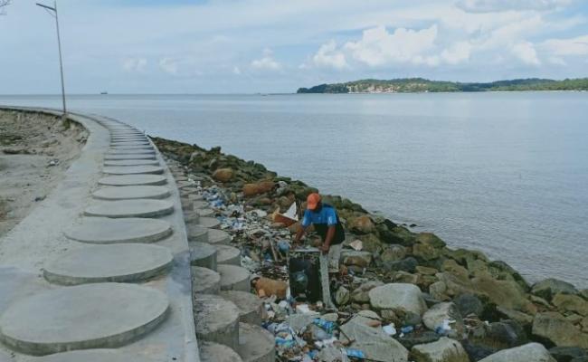 Warga Kampung Tua Nongsa Bersih-bersih Pulau Putri