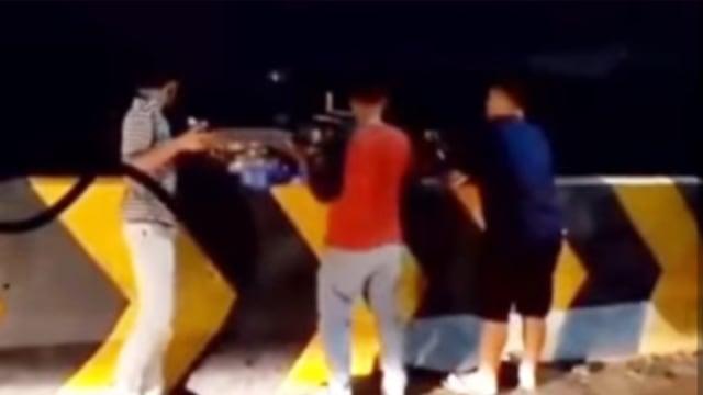 Beri Efek Jera, Sepeda Motor Remaja Balap Liar Dibuang ke Sungai 