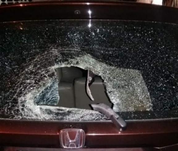 Aksi Remaja Nakal Lempar Batu ke Kaca Mobil Bikin Resah