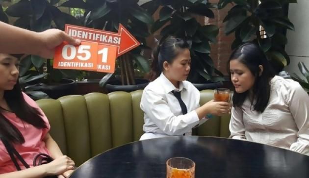 TERUNGKAP! CCTV Rekam Jessica Tuang Bubuk ke Kopi Mirna
