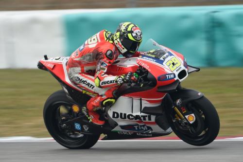 Luar Biasa, Iannone Pecundangi Rossi dan Lorenzo