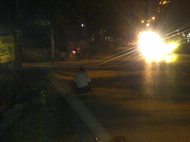 Pria ini Semangat Mencari Nafkah Walaupun Harus Merangkak dengan Tangan 10 Km 