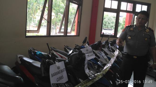 Begini Cara Kapolsek Mengintai Pencuri Helm di Kawasan Engku Putri Batam Centre