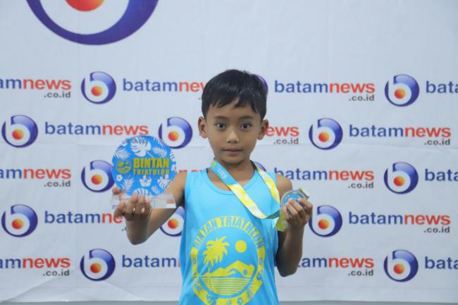 Usia 8 Tahun, Bocah Kepri Juara Olahraga Ekstrem Triathlon Bintan
