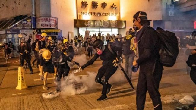Makin Memanas, Pengunjuk Rasa dan Polisi Hong Kong Bentrok