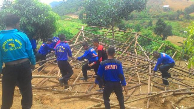 Petugas Ditpam Bakar 10 Unit Bangunan Liar di Kawasan Dam Duriangkang