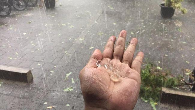 Hujan Es Turun di Lombok