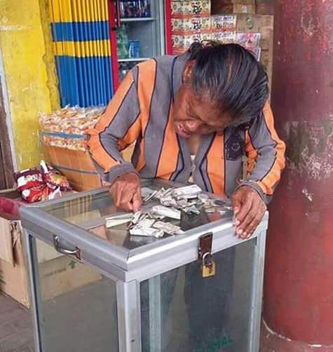 Ibu Tua Renta Ini Bikin Banyak Orang Malu