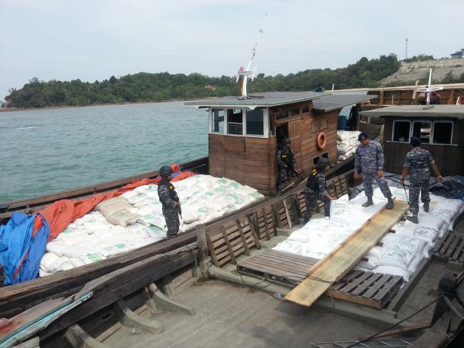 Muatan Ditutupi dan Jalan Menepi, Kapal Bermuatan Beras dan Gula Ilegal Ditangkap TNI AL