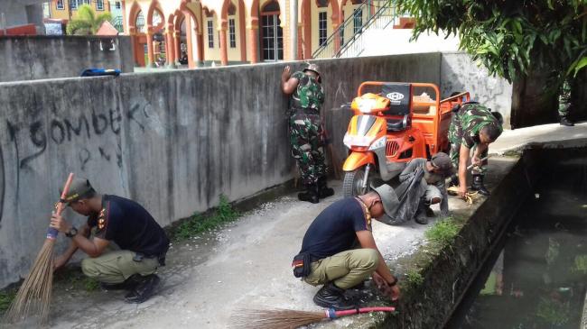 Peringati Hari Juang Kartika, Kodim Karimun Bersihkan Pasar Maimun