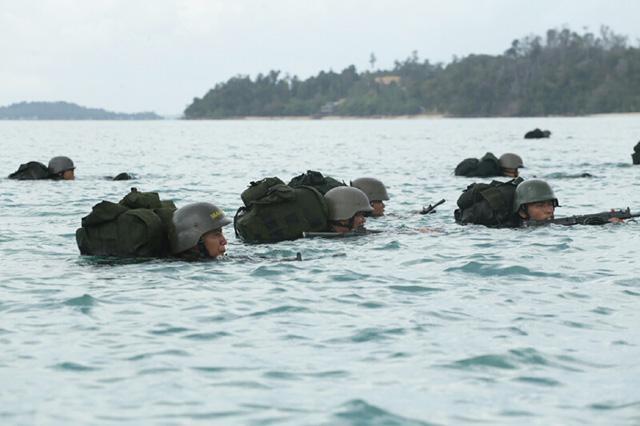Marinir Latihan Tempur di Tanjunguncang