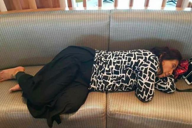 Menteri Susi Tertidur di Kursi Bandara Hebohkan Netizen
