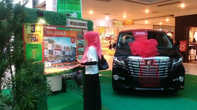 Mobil Alphard Menunggu Konsumen di Pameran Properti Terbaik PKP 