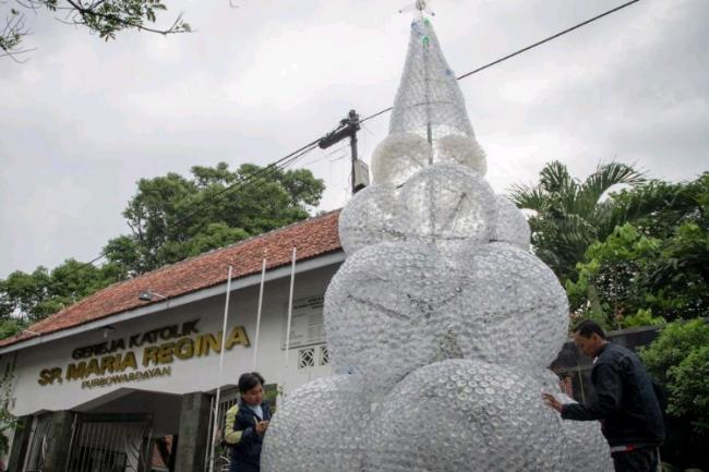 Foto Pohon Natal Unik dari Limbah Plastik Berdiri di Solo