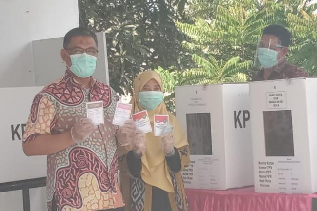 Nyoblos di TPS Tiban Mas, Suryani: Semoga Bisa Teruskan Pembangunan