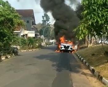 Mobil Mewah Terbakar di Duta Mas