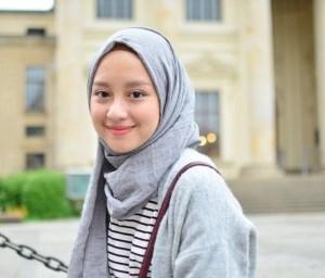 Cara Santap Mie Instan Ala Youtuber Cantik Gitasav