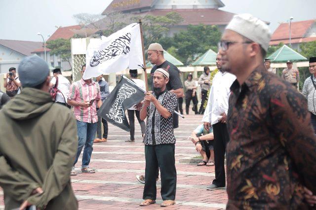 Massa Gelar Aksi Bela Tauhid Usai Salat Jumat di Masjid Agung Batam