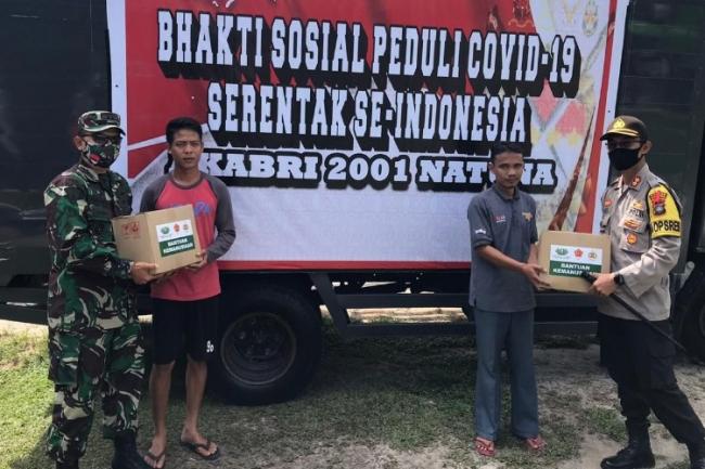 Danyon Komposit 1/Gardapati dan Polres Natuna Bagi Sembako Untuk Warga Pulau Tiga