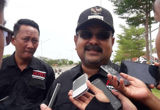Aunur Rafiq Kagumi Hasil Lomba Foto Pesona Alam dan Budaya Karimun