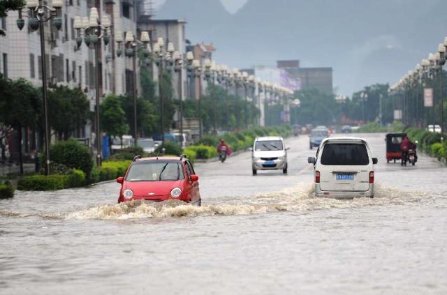 Banjir Terjang China Paksa Ratusan Ribu Orang Mengungsi