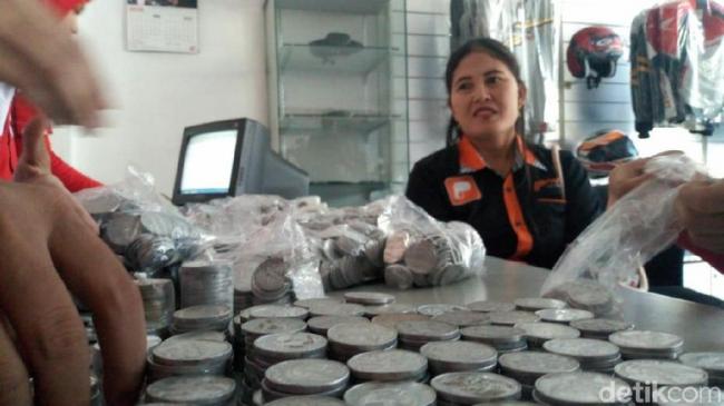 Titin Beli Sepeda Motor Rp 23 Juta Pakai Uang Koin, Dealer Kaget