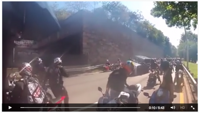 [VIDEO] Geng Motor Kejar Suami Istri dan Satu Anak Dalam Mobil 