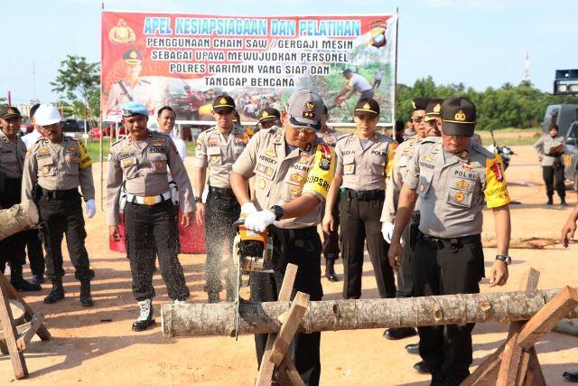 Kapolres Karimun Tak Canggung Potong Kayu Pakai Gergaji Mesin