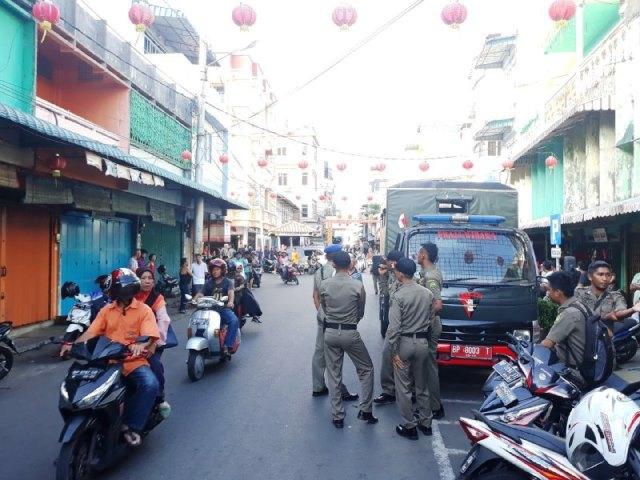 Aparat Gabungan Disiagakan Jelang Pembukaan Bazar Imlek di Pasar Ikan