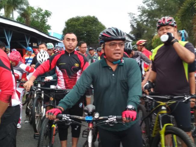 Kapolda Kepri Kayuh Sepeda di Bawah Gerimis