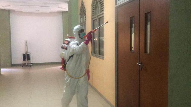 Polda Kepri Semprot Disinfektan di Masjid Agung Batam