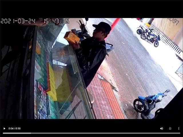 Terekam CCTv, Aksi Pria Bertopi Bawa Kabur Ponsel di Batam