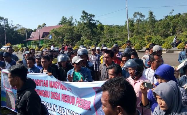 Warga Tanjung Bungsu Gelar Aksi di DPRD Lingga