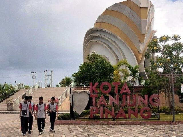 Mendung dan Gerimis Ganggu Hari Tanpa Bayangan di Tanjungpinang