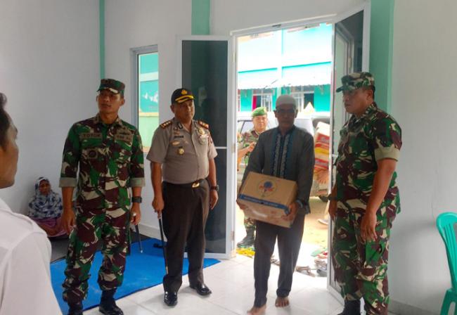 Kompak, 3 Perwira Ini Kunjungi Korban Banjir di Meral Karimun