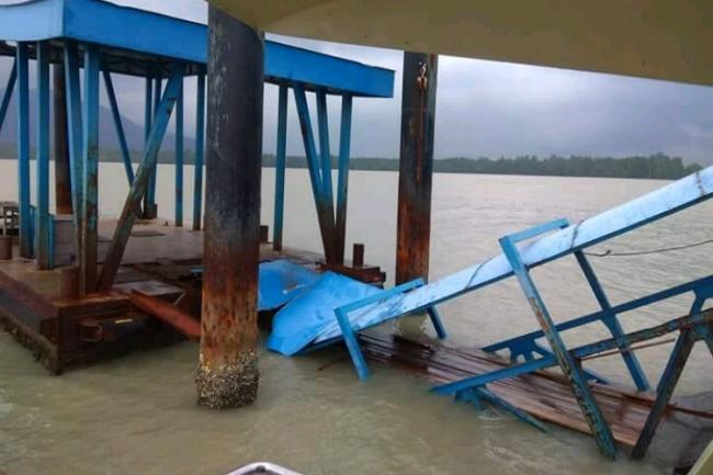 Penghubung Dermaga Apung Tanjung Buton Ambruk