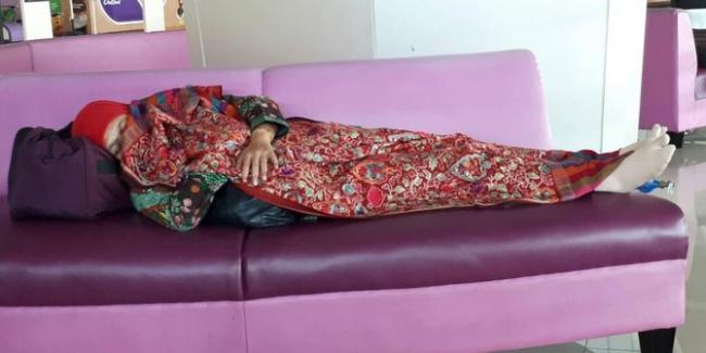  Seperti Menteri Susi, Mensos Khofifah Juga Tidur di Ruang Tunggu Bandara