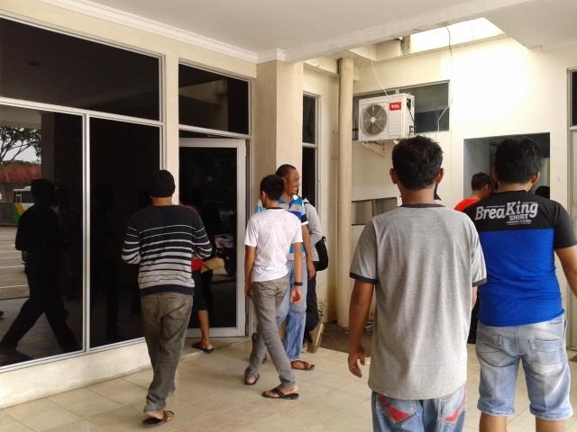 Sopir Angkot Unjuk Rasa di Kantor Dishub, Pengunjuk Rasa: Keluarlah Pak Kadis Ganteng!